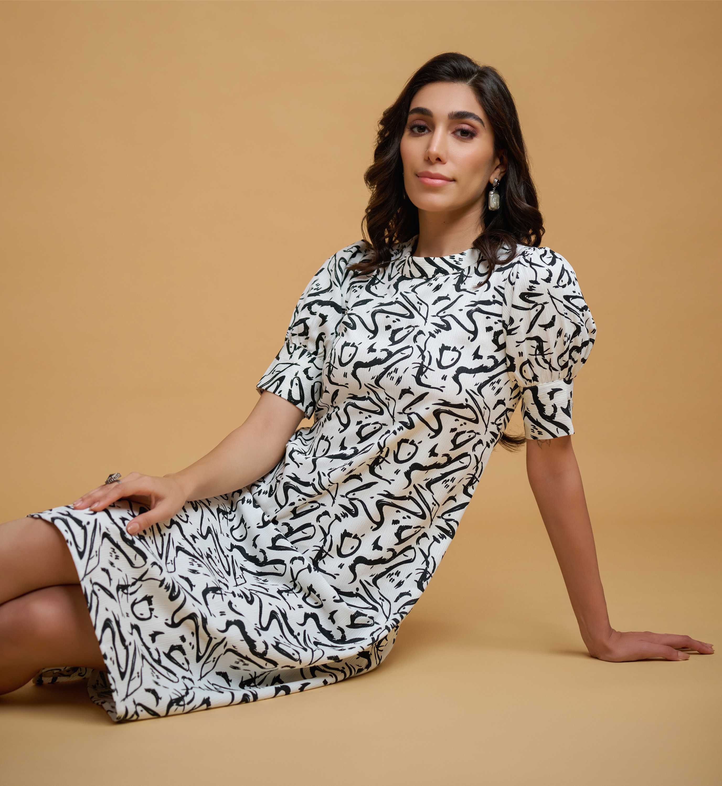 White-Black Wrinkle Satin Round Neck Cuff Sleeve Abstract Knee Length Dress